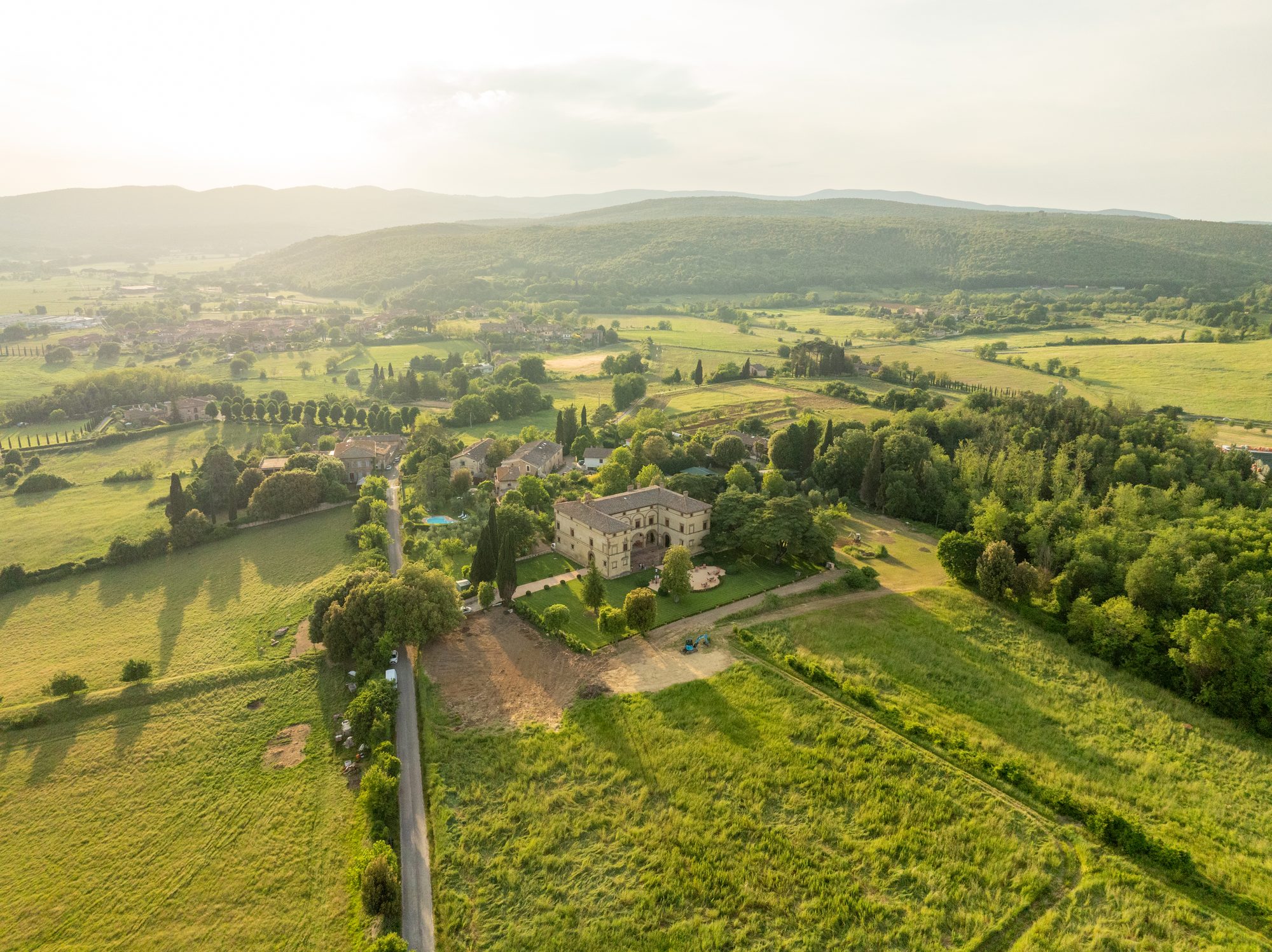 Volte Alte vista dall’alto, piccola fra le colline e i campi intorno a Siena